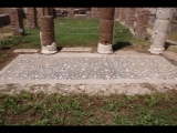 08527 ostia - regio v - insula vii - domus dei capitelli di stucco (v,vii,4-5) - peristylium - suedseite - blick ri norden - 06-2024.jpg